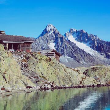 Vue sur un Mont avec le lac blanc et une cabane en premier plan