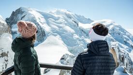 Deux femmes observants le Mont Blanc