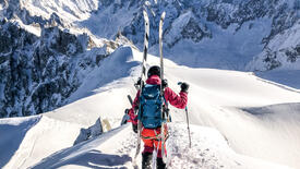 Skieur de randonnée sur un plateau enneigé
