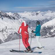 Skieur alpin de l'ESF qui présente les Grands Montets à une skieuse