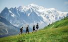 Groupe de randonneurs sur un chemin de crête