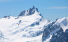 Sommet d'un mont enneigé