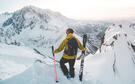 Skieur hors piste qui observe les montagnes enneigées